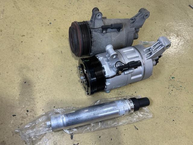 MINI Cooper R50　ＭＩＮＩ　エアコン効かない　クーラーコンプレッサー交換　リヤショックブッシュ交換　大阪府　和泉市