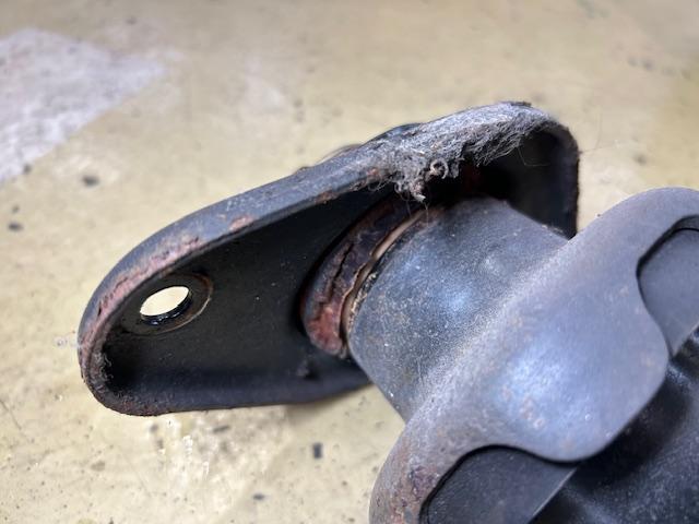 MINI Cooper R50　ＭＩＮＩ　エアコン効かない　クーラーコンプレッサー交換　リヤショックブッシュ交換　大阪府　和泉市