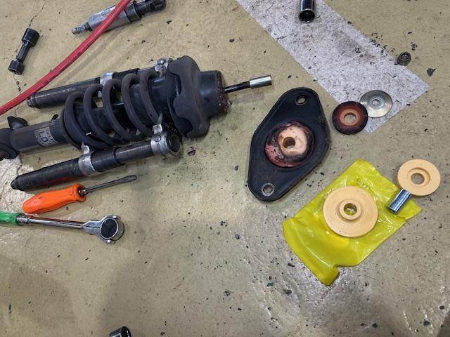 MINI Cooper R50　ＭＩＮＩ　エアコン効かない　クーラーコンプレッサー交換　リヤショックブッシュ交換　大阪府　和泉市