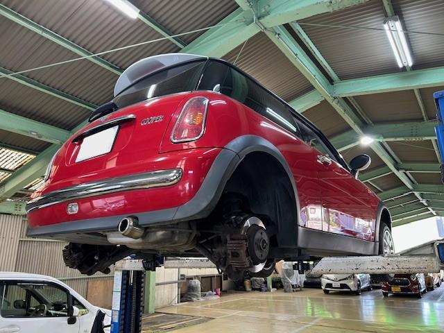 MINI Cooper R50　ＭＩＮＩ　エアコン効かない　クーラーコンプレッサー交換　リヤショックブッシュ交換　大阪府　和泉市