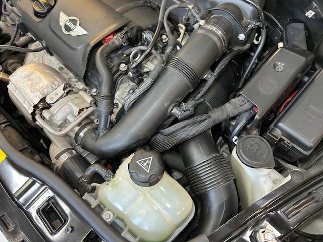 MINI Cooper S R56　ミニ　クーパーS　エンジンオイル交換　冷却水漏れ　サーモスタット交換　大阪府　和泉市