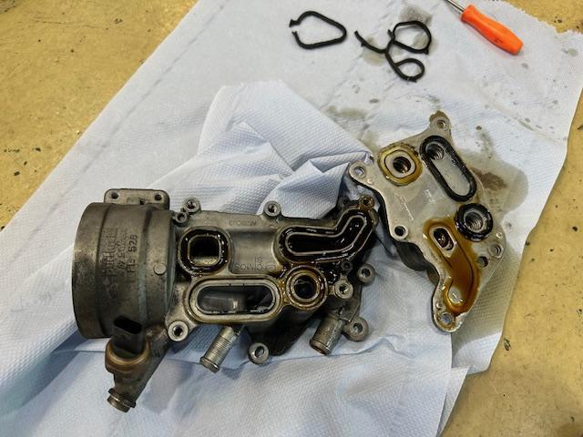 BMW MINI Cooper Ｓ Crossover R60　ミニ　クーパーＳ　クロスオーバー　エンジンオイル漏れ修理　オイルフィルターハウジングガスケット交換　大阪府　和泉市