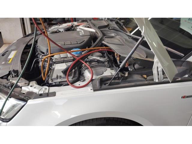 アウディ　Ａ４　エアコンガス その他修理・整備