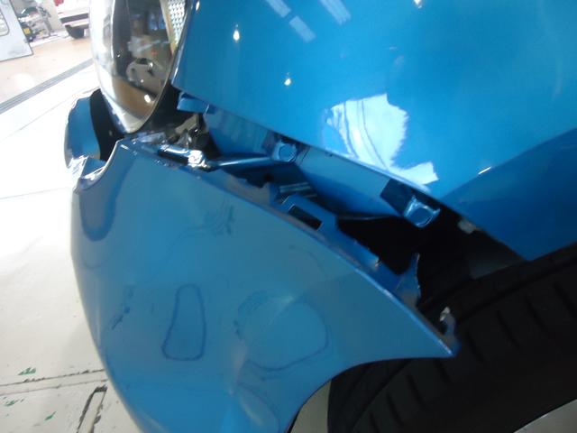 フロントバンパー交換　ルノー　トゥインゴ　DBA-AHH4B　H29年式　ご新規様　初来店　大阪市　車検　修理　鈑金　塗装　事故修理　パーツ持込取付　西成区　阿倍野区　住吉区　住之江区　
 
