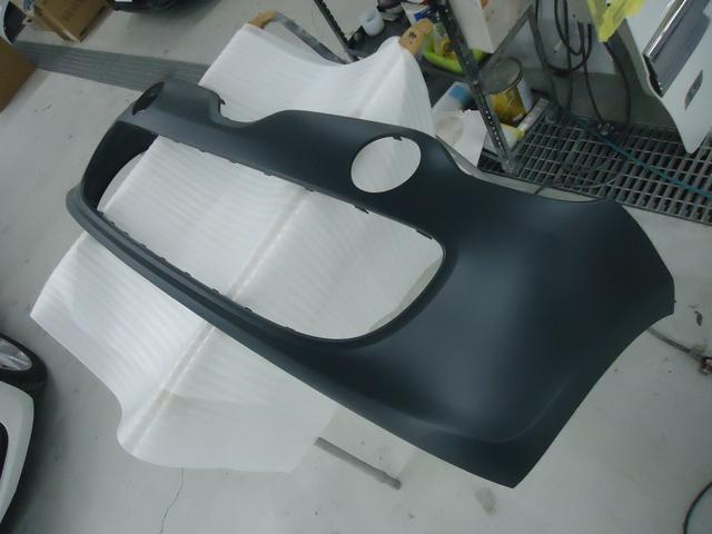 フロントバンパー交換　ルノー　トゥインゴ　DBA-AHH4B　H29年式　ご新規様　初来店　大阪市　車検　修理　鈑金　塗装　事故修理　パーツ持込取付　西成区　阿倍野区　住吉区　住之江区　
 
