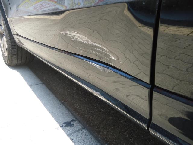 左フロントドア交換　アウディQ5　ABA-8RCNCF　H29年式　ご新規様　初来店　大阪市　車検　修理　鈑金　塗装　事故修理　パーツ持込取付　西成区　阿倍野区　住吉区　住之江区　