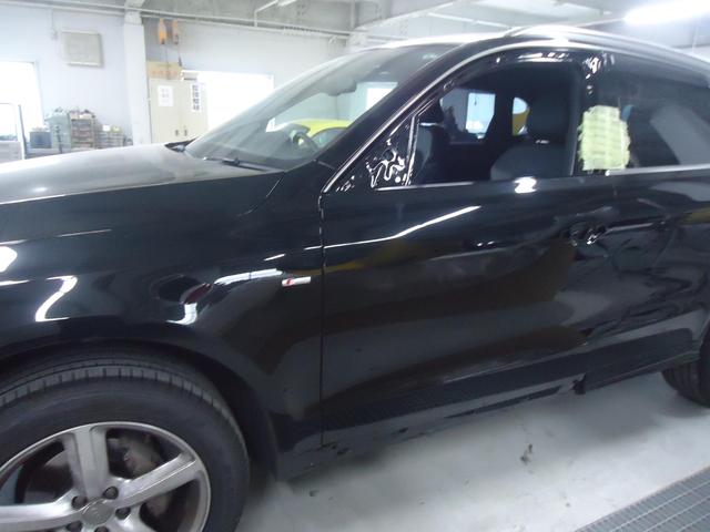 左フロントドア交換　アウディQ5　ABA-8RCNCF　H29年式　ご新規様　初来店　大阪市　車検　修理　鈑金　塗装　事故修理　パーツ持込取付　西成区　阿倍野区　住吉区　住之江区　