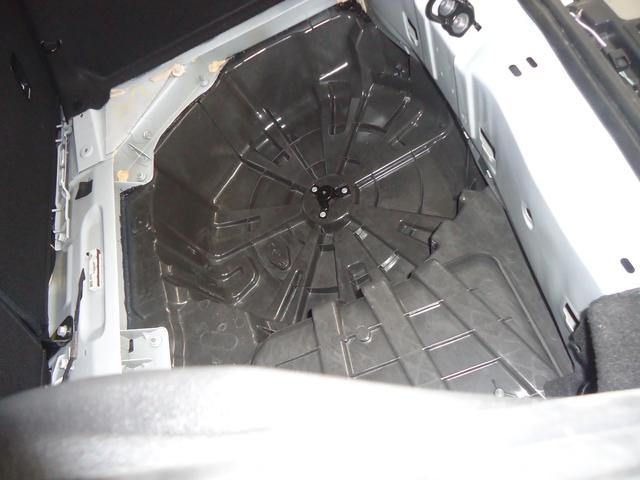 リヤフロアパン交換　ルノーメガーヌ　ABA-BBH5F　H30年式　ご新規様　初来店　大阪市　車検　修理　鈑金　塗装　事故修理　パーツ持込取付　西成区　阿倍野区　住吉区　住之江区　