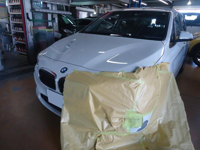 フロントバンパー修理　BMW218i　DBA-2A15　H27年式　ご新規様　初来店　大阪市　車検　修理　鈑金　塗装　事故修理　パーツ持込取付　西成区　阿倍野区　住吉区　住之江区　
 
