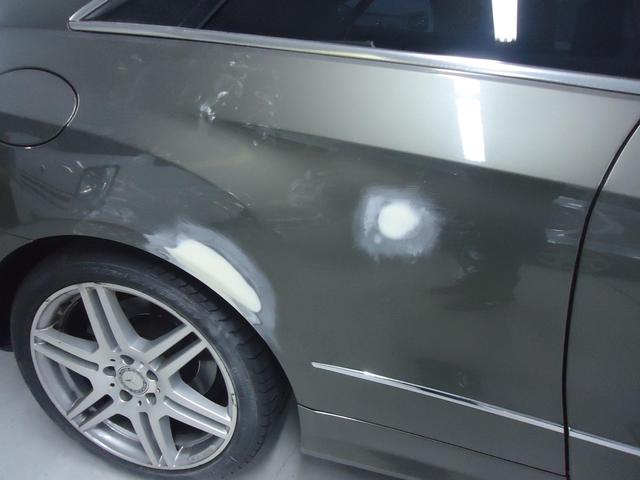 右リヤフェンダー修理　メルセデスベンツＥ２５０　ＤＢＡ－２０７３４７　Ｈ２２年式　ご新規様　初来店　大阪市　車検　修理　鈑金　塗装　事故修理　パーツ持込取付　西成区　阿倍野区　住吉区　住之江区