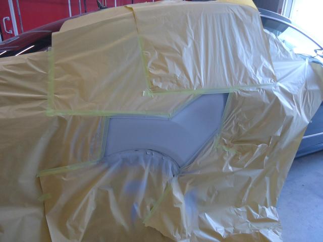 右リヤフェンダー修理　メルセデスベンツＥ２５０　ＤＢＡ－２０７３４７　Ｈ２２年式　ご新規様　初来店　大阪市　車検　修理　鈑金　塗装　事故修理　パーツ持込取付　西成区　阿倍野区　住吉区　住之江区