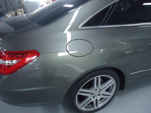 右リヤフェンダー修理　メルセデスベンツＥ２５０　ＤＢＡ－２０７３４７　Ｈ２２年式　ご新規様　初来店　大阪市　車検　修理　鈑金　塗装　事故修理　パーツ持込取付　西成区　阿倍野区　住吉区　住之江区