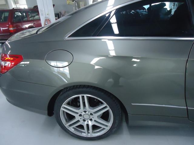 右リヤフェンダー修理　メルセデスベンツＥ２５０　ＤＢＡ－２０７３４７　Ｈ２２年式　ご新規様　初来店　大阪市　車検　修理　鈑金　塗装　事故修理　パーツ持込取付　西成区　阿倍野区　住吉区　住之江区