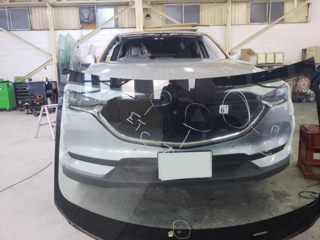 フロントガラス交換　ＣＸ－５　ＬＤＡ－ＫＦ２Ｐ　ご新規様　初来店　大阪市　車検　修理　鈑金　塗装　事故修理　パーツ持込取付　西成区　阿倍野区　住吉区　住之江区　
 
