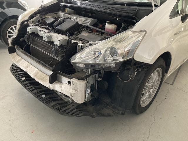 フロントバンパー交換　プリウスα　ＤＡＡ－ＺＶＷ４０Ｗ　Ｈ２５年式　ご新規様　初来店　大阪市　車検　修理　鈑金　塗装　事故修理　パーツ持込取付　西成区　阿倍野区　住吉区　住之江区　