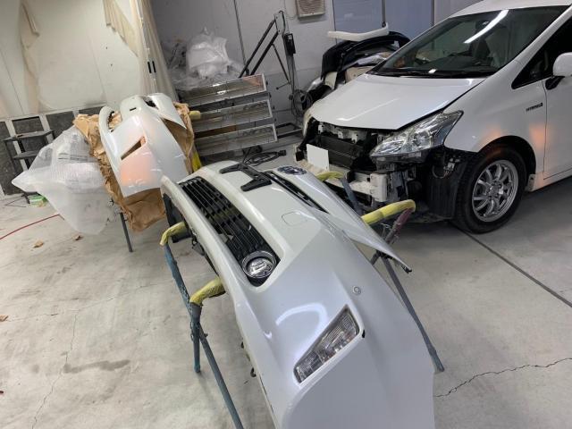フロントバンパー交換　プリウスα　ＤＡＡ－ＺＶＷ４０Ｗ　Ｈ２５年式　ご新規様　初来店　大阪市　車検　修理　鈑金　塗装　事故修理　パーツ持込取付　西成区　阿倍野区　住吉区　住之江区　