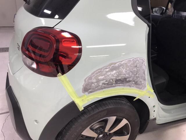 右リヤフェンダー修理　シトロエンＣ３　ご新規様　初来店　大阪市　車検　修理　鈑金　塗装　事故修理　パーツ持込取付　西成区　阿倍野区　住吉区　住之江区　
 
