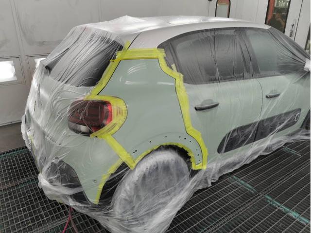 右リヤフェンダー修理　シトロエンＣ３　ご新規様　初来店　大阪市　車検　修理　鈑金　塗装　事故修理　パーツ持込取付　西成区　阿倍野区　住吉区　住之江区　
 
