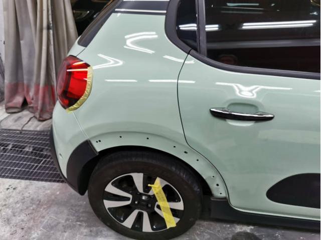 右リヤフェンダー修理　シトロエンＣ３　ご新規様　初来店　大阪市　車検　修理　鈑金　塗装　事故修理　パーツ持込取付　西成区　阿倍野区　住吉区　住之江区　
 
