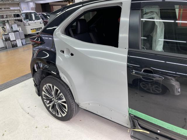 右サイド修理　ヤリスクロス　６ＡＡ－ＭＸＰＪ１０　ご新規様　初来店　大阪市　車検　修理　鈑金　塗装　事故修理　パーツ持込取付　西成区　阿倍野区　住吉区　住之江区　