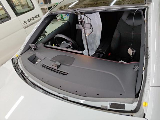 フロントガラス交換　ベンツＣＬＡ　Ｒ４年式　ご新規様　初来店　大阪市　車検　修理　鈑金　塗装　事故修理　パーツ持込取付　西成区　阿倍野区　住吉区　住之江区　