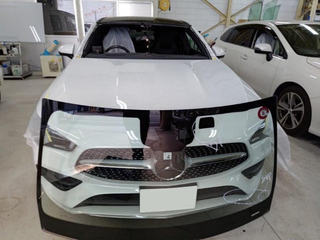 フロントガラス交換　ベンツＣＬＡ　Ｒ４年式　ご新規様　初来店　大阪市　車検　修理　鈑金　塗装　事故修理　パーツ持込取付　西成区　阿倍野区　住吉区　住之江区　