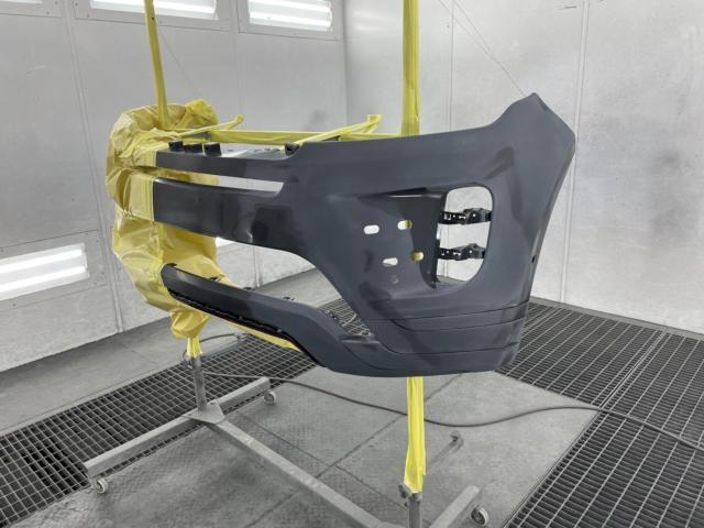 フロントバンパー修理　レンジローバーイヴォーク　ご新規様　初来店　大阪市　車検　修理　鈑金　塗装　事故修理　パーツ持込取付　西成区　阿倍野区　住吉区　住之江区　