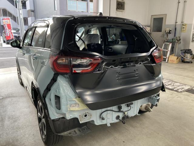 リヤ廻り修理　フィットＥ：ＨＥＶ　６ＡＡ－ＧＲ６　Ｒ４年式　ご新規様　初来店　大阪市　車検　修理　鈑金　塗装　事故修理　パーツ持込取付　西成区　阿倍野区　住吉区　住之江区　