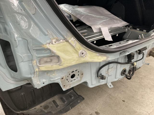 リヤ廻り修理　フィットＥ：ＨＥＶ　６ＡＡ－ＧＲ６　Ｒ４年式　ご新規様　初来店　大阪市　車検　修理　鈑金　塗装　事故修理　パーツ持込取付　西成区　阿倍野区　住吉区　住之江区　