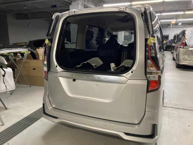 リヤゲートドア交換　セレナ　５ＡＡ－ＧＦＣ２７　Ｒ４年式　ご新規様　初来店　大阪市　車検　修理　鈑金　塗装　事故修理　パーツ持込取付　西成区　阿倍野区　住吉区　住之江区　