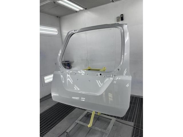 リヤゲートドア交換　セレナ　５ＡＡ－ＧＦＣ２７　Ｒ４年式　ご新規様　初来店　大阪市　車検　修理　鈑金　塗装　事故修理　パーツ持込取付　西成区　阿倍野区　住吉区　住之江区　