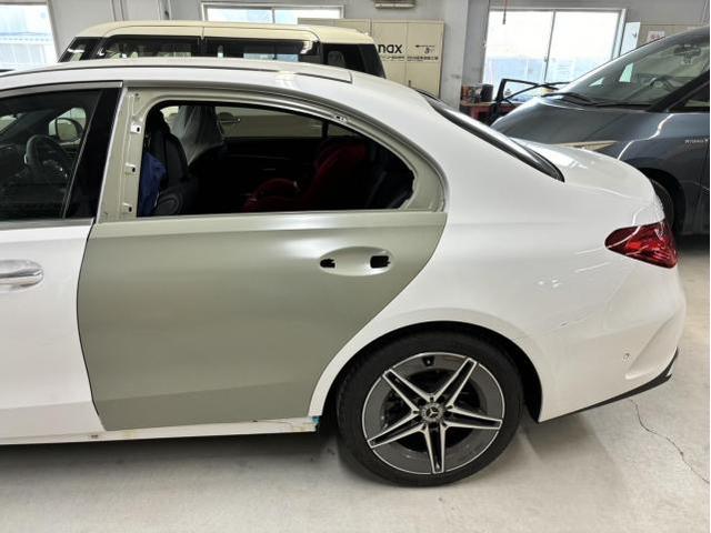 左リヤドア交換　ベンツＣ１８０　５ＡＡ－２０６０４１Ｃ　Ｒ５年式　ご新規様　初来店　大阪市　車検　修理　鈑金　塗装　事故修理　パーツ持込取付　西成区　阿倍野区　住吉区　住之江区　