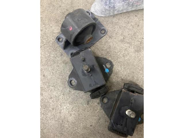 トヨタ　ハイエースワゴン　エンジンマウント交換・ミッションマウント交換　顧客　車検　修理　鈑金　塗装　事故修理　パーツ持込取付　西成区　阿倍野区　住吉区　住之江区