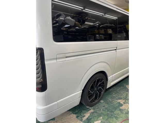 トヨタ　ハイエースバン　板金塗装　キズ・へこみ直し　200系　6型　右クオーター　スライドドア　モデリスタステップ　修理