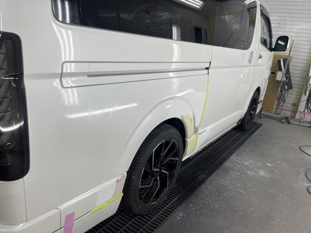 トヨタ　ハイエースバン　板金塗装　キズ・へこみ直し　200系　6型　右クオーター　スライドドア　モデリスタステップ　修理