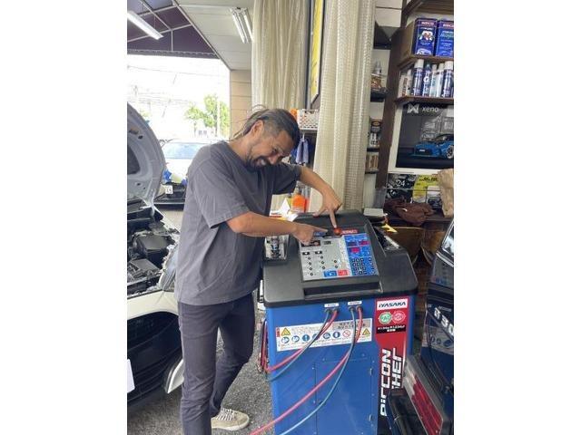 トヨタ　ヤリス　整備・修理　エアコンガス充填　新規格　新型　R1234yf　全自動エアコンステーション　正確なエアコンガスの充填可能　