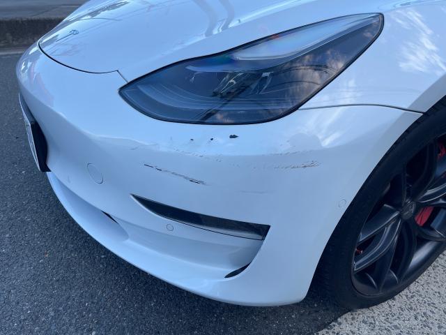 テスラ　モデル３　フロントバンパー修理　現物修理