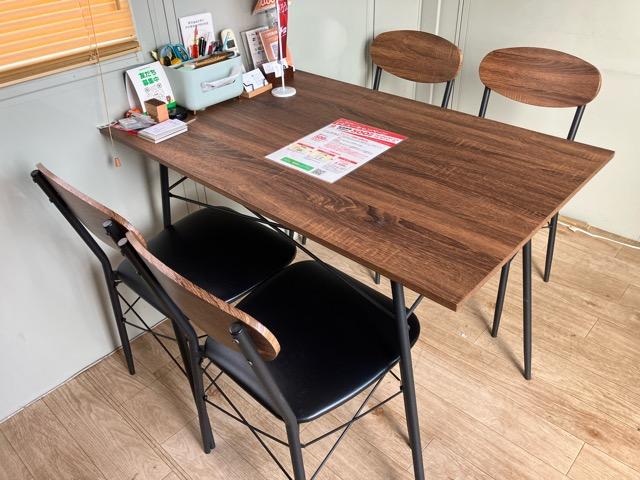 商談スペースと事務スペースです。様々なご提案し、お客様のカーライフを全力サポートいたします。