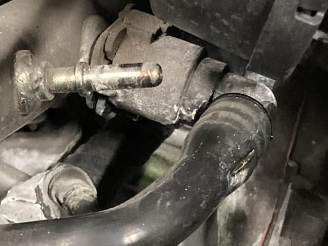 ボルボ　Ｖ７０　エンジン関連修理・整備　クーラント漏れ　冷却水漏れ　オーバーヒート　京都府　京都市　輸入車　外車　修理　車検　メンテナンス　カスタム　タイヤ交換　オイル交換　宇治市　長岡京市　亀岡市　大津市　草津市　守山市　栗東市　茨木市　