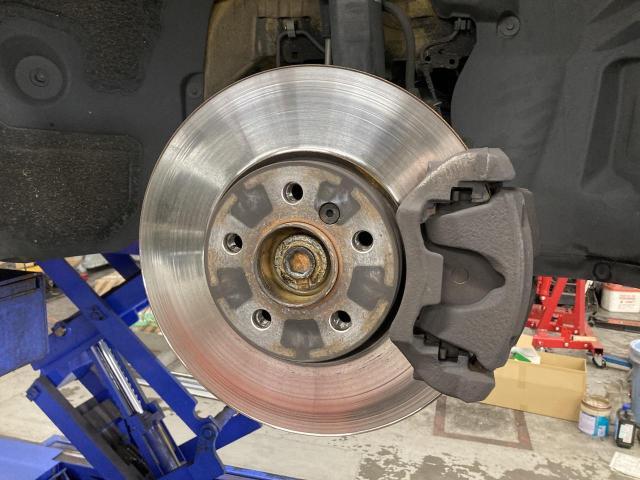 BMW X2 サスペンション・足回り修理・整備 ブレーキパッド交換 京都府 京都市 輸入車 外車 修理 車検 メンテナンス カスタム タイヤ交換 宇治市 長岡京市 亀岡市 大津市 草津市 守山市 栗東市 茨木市 高槻市 奈良市