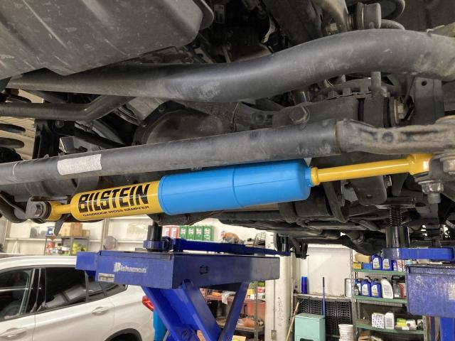 クライスラー・ジープ　ジープ・ラングラーアンリミテッド　カスタム　ビルシュタイン　ステアリングダンパー　スタッドレスタイヤ　京都府　京都市　輸入車　外車　修理　車検　メンテナンス　カスタム　タイヤ交換　宇治市　長岡京市　亀岡市　大津市　草津