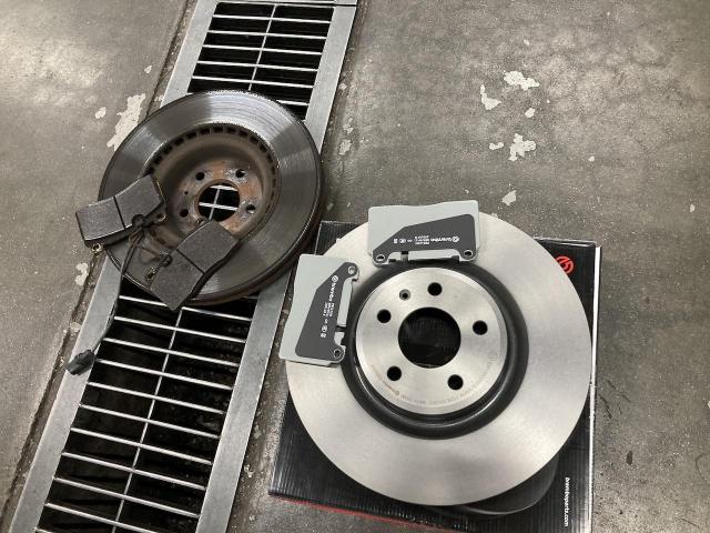 アウディ　Ｑ５　サスペンション・足回り修理・整備　ブレーキパッド交換　京都府　京都市　輸入車　外車　修理　車検　メンテナンス　カスタム　タイヤ交換　宇治市　長岡京市　亀岡市　大津市　草津市　守山市　栗東市　茨木市　高槻市　奈良市