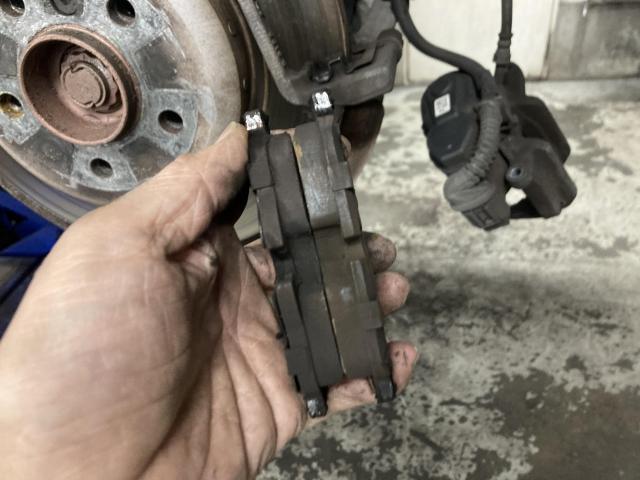 ＢＭＷ　５シリーズ　車検　クーラント漏れ　オイル漏れ　京都府　京都市　輸入車　外車　修理　車検　メンテナンス　カスタム　タイヤ交換　宇治市　長岡京市　亀岡市　大津市　草津市　守山市　栗東市　茨木市　高槻市　奈良市