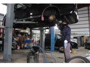 バンパー等のキズやへこみを直す板金塗装も自社で対応しております。