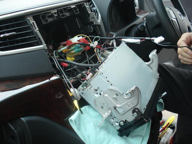 山形県酒田市、トヨタ・アルファード（ＡＮＨ２０）、エンジンスターターとバックカメラ取付