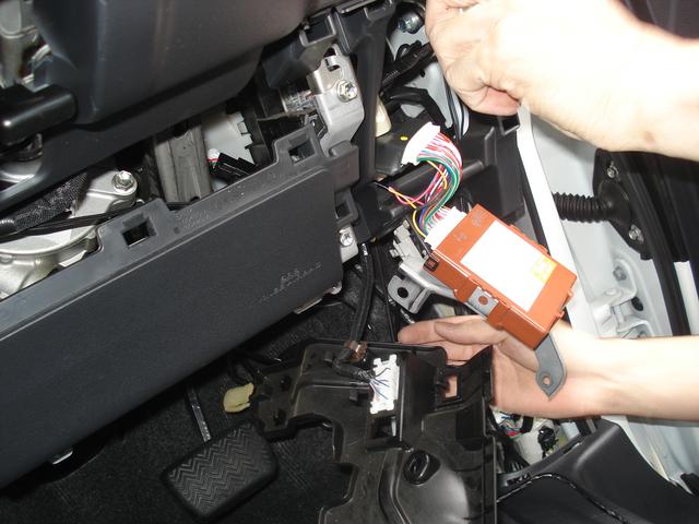 山形県酒田市、トヨタ・アルファード（ＡＮＨ２０）、エンジンスターターとバックカメラ取付